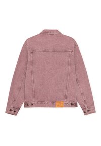 Ροζ τζιν μπουφάν με μακριά μανίκια, γιακά και κούμπωμα με κουμπιά. Διαθέτει δερμάτινη ετικέτα στο κάτω αριστερό μέρος και υφή υφάσματος.