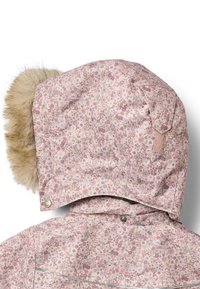 Žieminė rožinės spalvos striukė su gėlių raštu ir dirbtinio kailio gaubtu. Turi užsegimą spaudėmis ir švelnią tekstūrą.