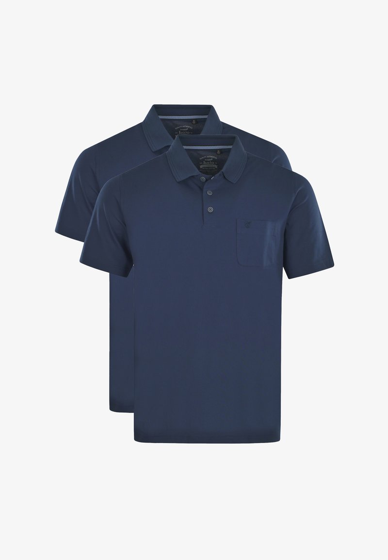 Marineblauwe polo-shirts met korte mouwen, twee knopen bij de kraag en een borstzak. Gladde textuur, met een subtiele logo-accent.