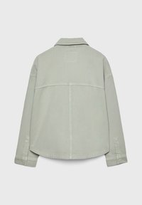 Lys grøn denimjakke med en afslappet pasform, krave, rygstykke i skjorte-stil og lange ærmer. Har sidelommer og minimal syning.