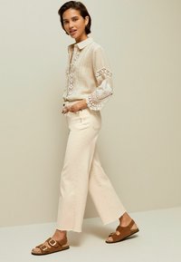 Next CROPPED WIDE LEG TALL - Vaqueros a campana - off white