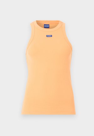 Bezrukávový broskyňový rebrovaný tielko s okrúhlym výstrihom a modrými značkovými štítkami "HUGO" na prednej strane a vo vnútri goliera.