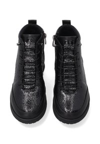 Czarne botki za kostkę z teksturowanym lakierem, okrągłym noskiem i regulowanymi sznurówkami. Posiadają boczny zamek błyskawiczny oraz grubą gumową podeszwę dla lepszej przyczepności.