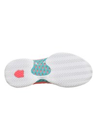 Sole della scarpa sportiva K-Swiss con una base in gomma bianca, dettagli turchesi e rosa, caratterizzata da un motivo a spina di pesce e una texture a griglia.