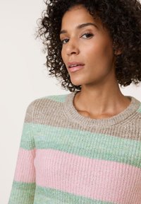 Strickpullover mit horizontalen Streifen in Hellgrün, Rosa und Beige. Der runde Ausschnitt und das strukturierte Garn verleihen ein gemütliches Aussehen.