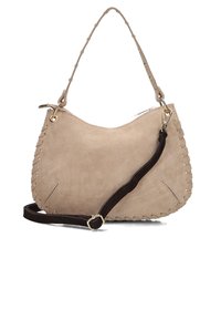 Beige suède handtas met een gebogen vorm, gevlochten accenten en een bruine verstelbare schouderriem. Voorzien van goudkleurige hardware en een ritssluiting.