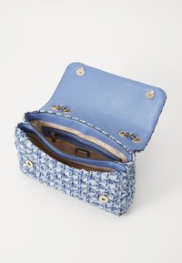 Borsa a mano in tweed blu con hardware dorato, dotata di un interno in pelle blu. Ha una chiusura a pattina e diversi scomparti per l'organizzazione.