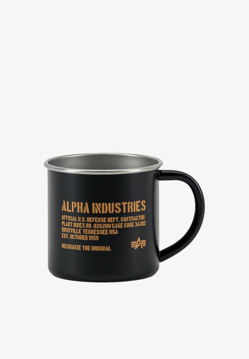 Tasse en métal noire avec bord argenté, nom de la marque "Alpha Industries", texte d'un contractant du département de la Défense des États-Unis et logo en lettres orange sur le côté.