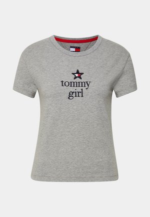 Halli puuvillane T-särk ümarate kaelustega, millel on tumesinise värvusega "tommy" tekst ja musta tähe logo punase aktsendiga. Keskmise pikkusega varrukad.