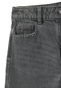 Grijze denim jeans met een klein zakje, een gebogen tailleband en studsdetail langs de rand van het zakje. Textuurrijke stof met een zachte afwerking.