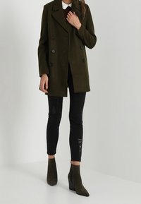KIOMI Cappotto corto - olive