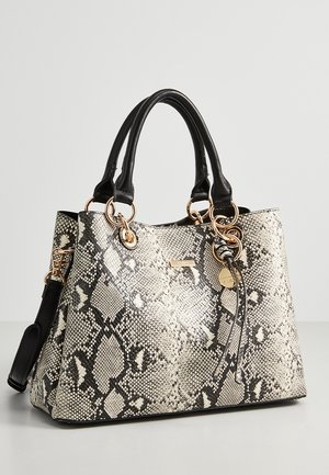 Handtas met beige en zwart slangenhuidpatroon, zwarte handvatten, gouden accenten en een afneembare schouderriem op een neutrale achtergrond.