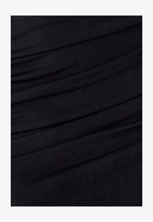 Crni materijal s mekanom, teksturiranom površinom koja sadrži naborane dijelove koji stvaraju efekat nabiranja, ističući dubinu i dimenziju.