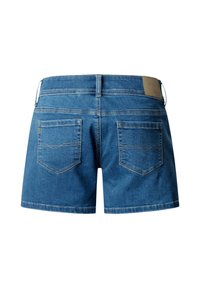 Set bagfra af blå denimshorts med to baglommer og et lysebrunt lædermærke med mærkenavn på taljen.