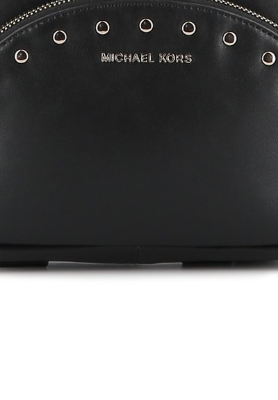 Svart halvmåneformad läderhandväska med silverfärgade öglor och "Michael Kors"-logotyp centrerad på den övre frampanelen.