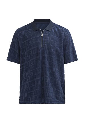 Navyblauw poloshirt met korte mouwen, voorzien van een textuur met het woord "TRUE" en een korte zilveren rits onder de zwarte kraag.