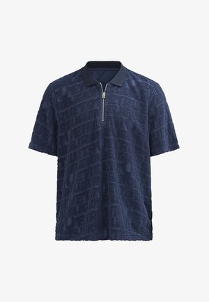 Granatowa koszulka polo z krótkim rękawem, z fakturowanym wzorem liter "TRUE" oraz krótkim srebrnym zamkiem pod czarnym kołnierzem.