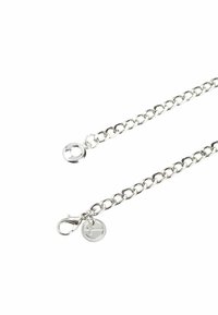 Srebrny naszyjnik z łańcuszkiem o okrągłych ogniwach, zapięciem sprężynowym oraz okrągłą zawieszką z wypukłym logo. Gładkie, błyszczące wykończenie.