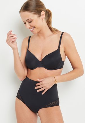 Set di intimo nero composto da un reggiseno liscio imbottito con spalline regolabili e un perizoma alto con dettagli in pizzo.