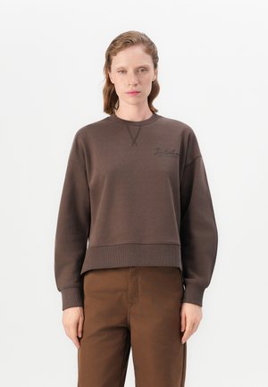Sweatshirt marron avec ourlet et poignets côtelés, portant un logo brodé en noir sur le côté gauche de la poitrine. Design légèrement cropped.