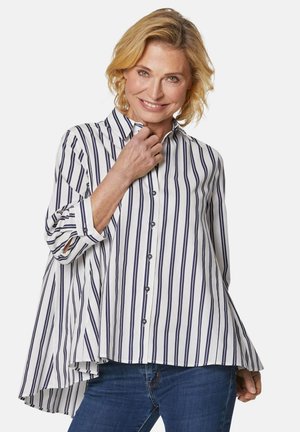 Gestreepte button-up blouse in wit en marineblauw, met een high-low zoom, lange mouwen en een ontspannen pasvorm. Soepele stoftextuur.