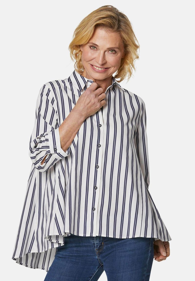 Gestreifte Hemdbluse in Weiß und Marineblau, mit einem High-Low-Saum, langen Ärmeln und einer lockeren Passform. Glatter Stoff.