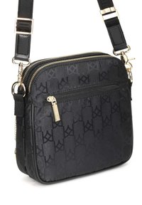 Borsa a tracolla nera in nylon con un motivo testurizzato, chiusure con doppia zip e una tracolla rimovibile con accessori in metallo dorato.