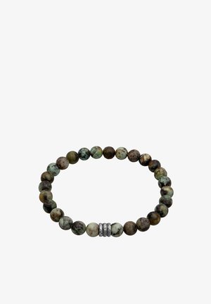 Pärlarmband med jordnära gröna och bruna stenar, med en texturerad silveraccent i mitten, elastiskt band för flexibilitet.