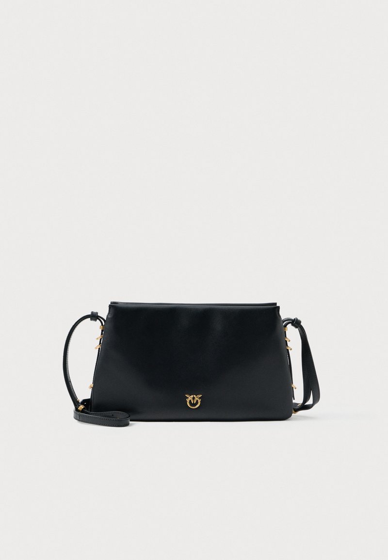 Bolsa de ombro de couro preto com formato retangular, detalhes em metal dourado e alça destacável. Apresenta um logótipo subtil na parte da frente.