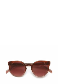 Bruine doorzichtige zonnebril met ronde lenzen, een iets prominente wenkbrauwlijn en dunne pootjes. De lenzen hebben een donkere roodachtige tint.
