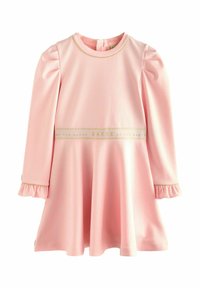 Rožinė suknelė su ilgomis rankovėmis, apvaliu iškirpimu, rengtomis rankovėmis ir auksiniu raštu su tekstu "Ted Baker" aplink juosmenį.