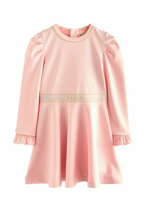Roze jurk met lange mouwen, ronde halslijn, gerimpelde mouwaccenten en een gouden band met de tekst "Ted Baker" rond de taille.