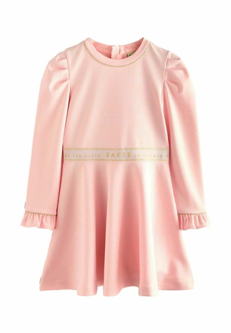 Rožinė suknelė su ilgomis rankovėmis, apvaliu iškirpimu, rengtomis rankovėmis ir auksiniu raštu su tekstu "Ted Baker" aplink juosmenį.