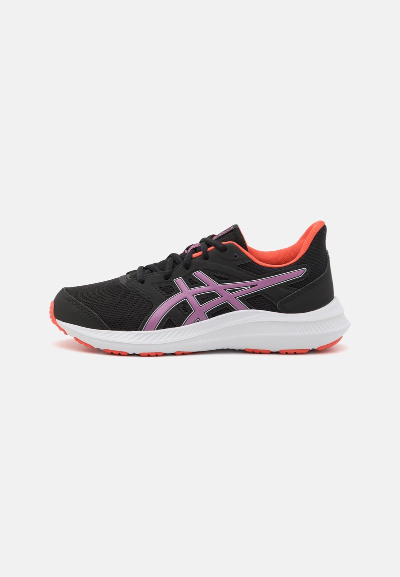 Baskets de sport noires avec une tige en mesh, présentant des accents latéraux violets et une doublure intérieure rose. Semelle intermédiaire blanche avec des détails de semelle extérieure orange.