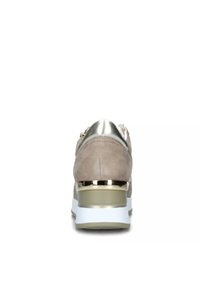 Sneaker in suede di un beige chiaro con un accento metallico dorato sul tallone. Suola in gomma bianca e texture liscia, con design a punta rotonda.