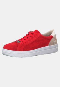 Sneaker rossa in suede con pannelli perforati, suola in gomma bianca e leggere finiture in suede sul tallone. Presenta lacci piatti rossi e accessori in metallo.