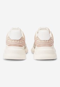 Baskets roses et blanches avec une semelle épaisse, en suède et mesh, arborant le logo "Marc O'Polo" sur le talon dans un panneau semi-transparent.