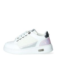 Sneaker bianco con una parte superiore testurizzata, accenti argentati e una sezione del tallone glitterata in rosa. Presenta chiusura con lacci e una suola in gomma spessa.