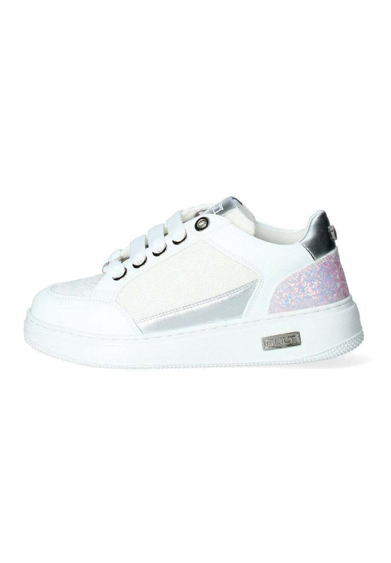 Sneaker bianco con una parte superiore testurizzata, accenti argentati e una sezione del tallone glitterata in rosa. Presenta chiusura con lacci e una suola in gomma spessa.