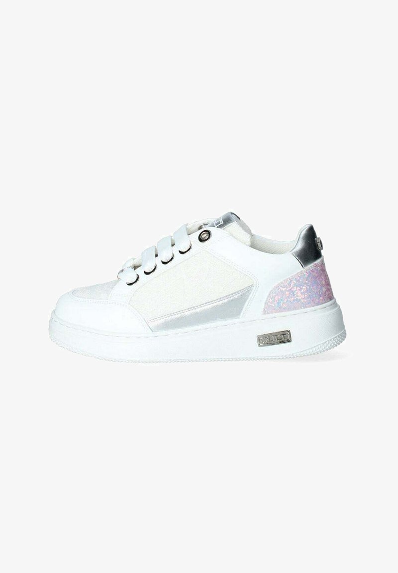 Sneaker bianco con una parte superiore testurizzata, accenti argentati e una sezione del tallone glitterata in rosa. Presenta chiusura con lacci e una suola in gomma spessa.