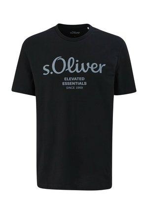 T-shirt in cotone nero con colletto a girocollo, maniche corte e un design stampato che include il testo "s.Oliver Elevated Essentials Since 1969."