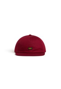 Gorra roja de Vans con visera plana, hecha de tela. Presenta una pequeña etiqueta negra en la parte delantera. Textura suave y parte superior redondeada.
