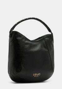 Borsa hobo in pelle nera con un design asimmetrico, dotata di una maniglia arrotondata con borchie dorate e un logo metallico nella parte inferiore.