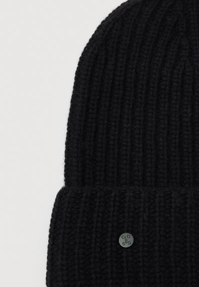 Czarna czapka beanie z prążkowanego materiału z podwiniętym mankietem, z małym okrągłym metalowym emblematem z napisem "CLOSED" na środku przodu.