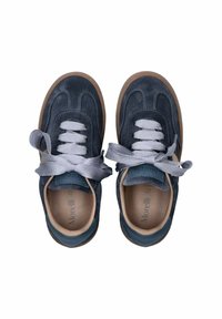 Un paio di scarpe in suede blu navy con ampi lacci grigi e suole in gomma marrone, viste dall'alto su uno sfondo bianco.