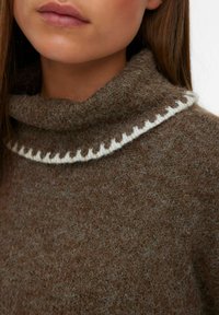 Pull en laine marron avec une finition texturée, doté d'un col montant et d'un motif en zigzag blanc contrastant le long de l'encolure.
