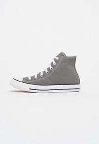 Grijze hoge sneakers van canvas met witte veters, rubberen neuskap, zwarte strepen op de zool en gestikte details.
