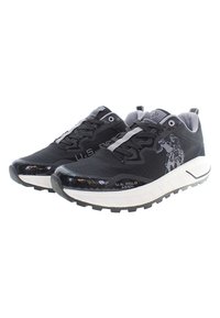 Czarne buty sportowe z teksturowaną cholewką, szarymi akcentami i wzorem logo. Charakteryzują się amortyzowaną podeszwą i wzorzystymi panelami dla wsparcia.