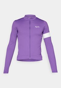 Ljubičasta dugosleeve biciklistička majica sa patentnim zatvaračem sprijeda, bijeli prugasti detalj na lijevoj rukavu i logo marke "Rapha" u bijeloj boji na prsima.
