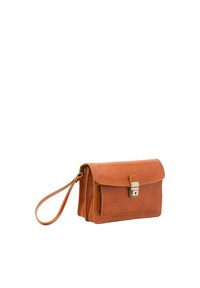 Sac à épaule en cuir marron avec un rabat, fermoir en métal et zip sur le côté. Comprend une sangle pour le poignet et un détail de couture visible.